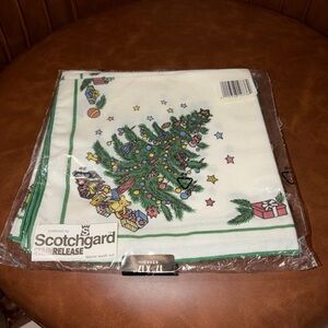 set of 4 Nikko Happy Holidays Fallani &Cohn Christmas Napkins - Never Used